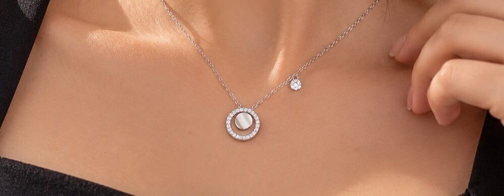 Cover image for Silver Chain for Women: A Complete Guide to Choosing and Styling the Perfect Chain