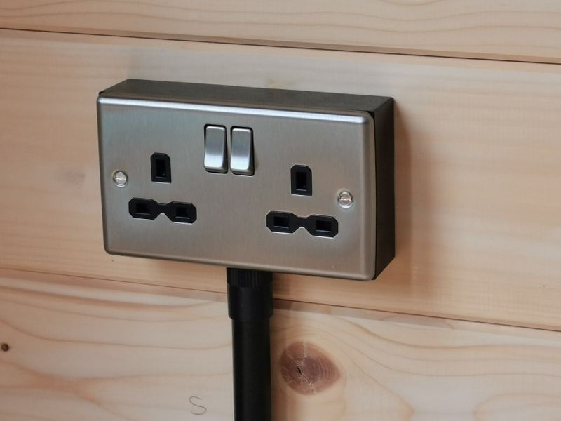 Log cabin electrical installation — detail 3